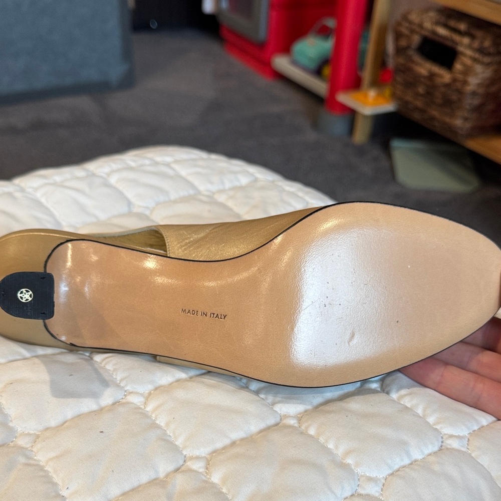 Vintage Salvatore Ferragamo Women's Gold Peep-Toe Heels never worn - Picture 2 of 2